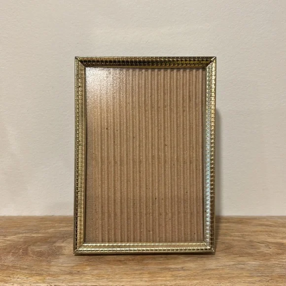 Two 5x7 inch vintage gold frames - Picture 2 of 9